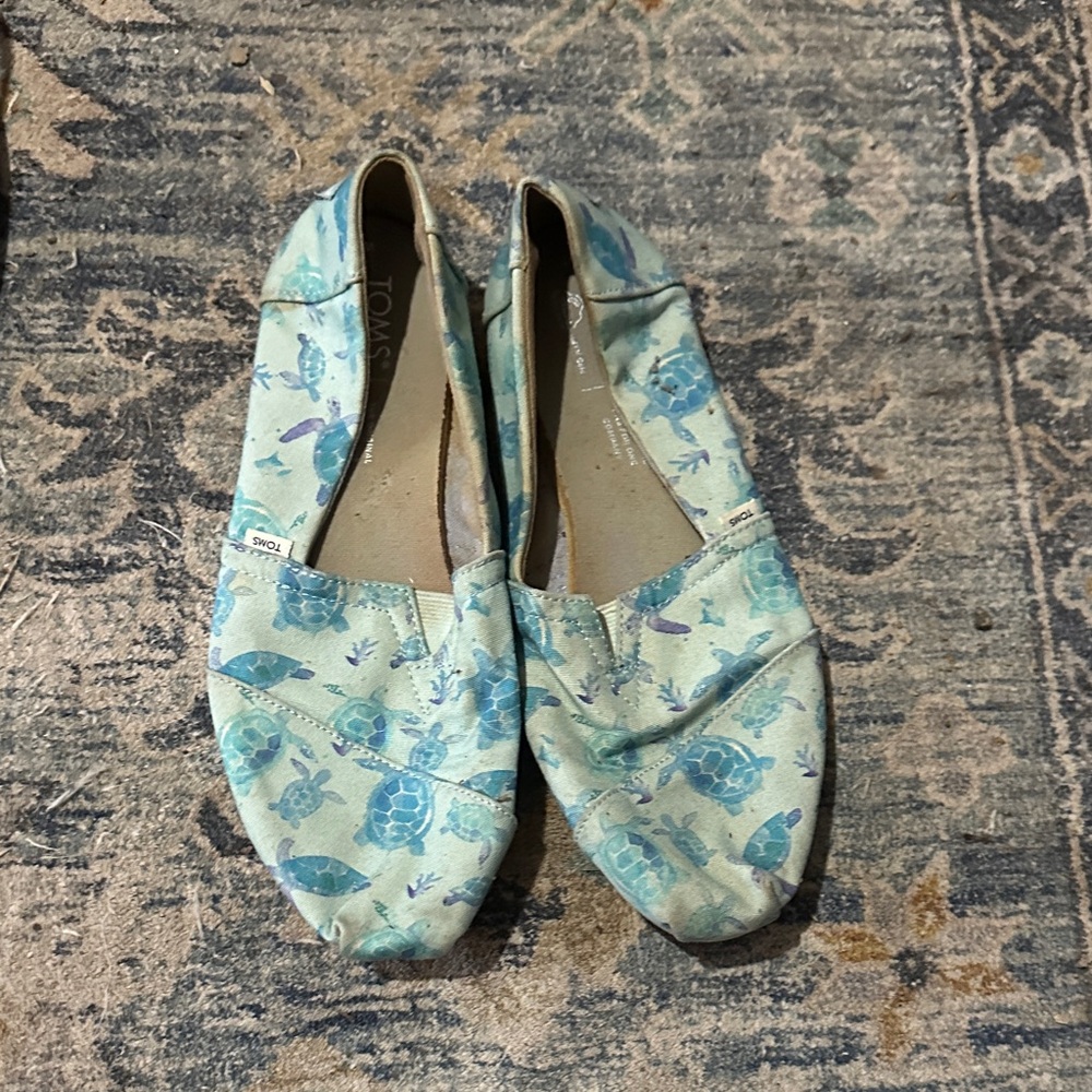 TOMS Women's Aqua Turtle Pattern Flats